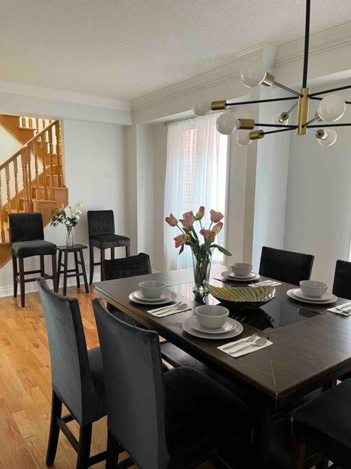 5 bedroom family home in Mississauga with parking photo 3