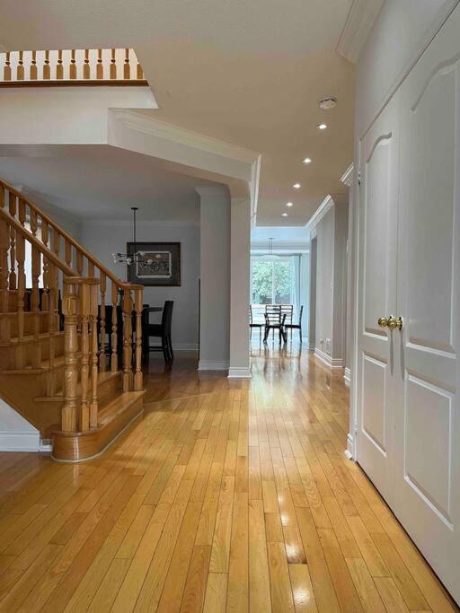 5 bedroom family home in Mississauga with parking photo 4