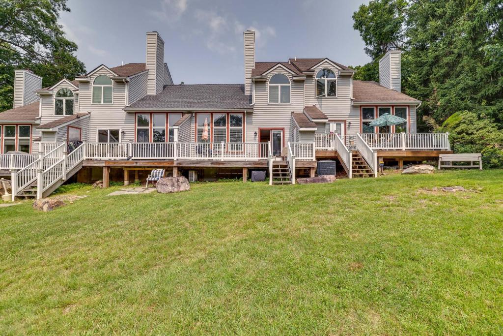 Lake Harmony Vacation Rental with Deck Less Than 1 Mi to Ski photo 2