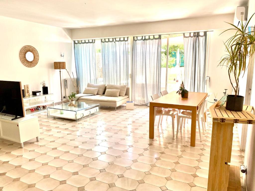 Appartement 3P 88 m2 terrasse et jardin à 20 metres de la plage photo 1