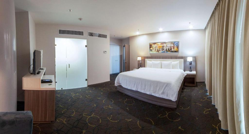 Hampton Inn & Suites by Hilton Aguascalientes - Tap to explore photos