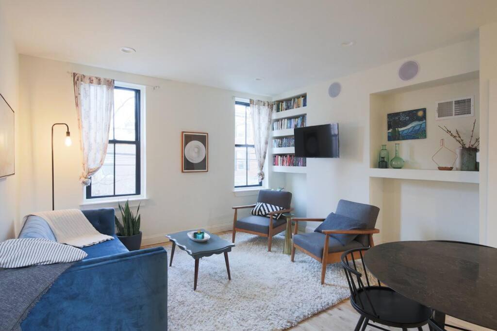 Large 2 BDR With Deck Hosted By StayRafa photo 3