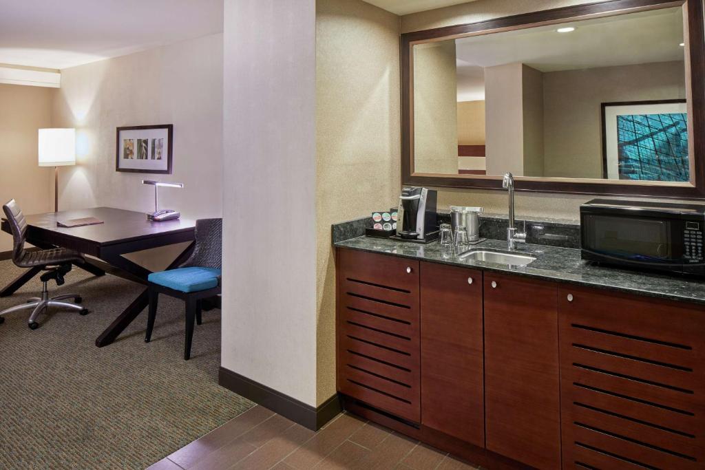 DoubleTree by Hilton Hotel Alana - Waikiki Beach - Tap to explore photos