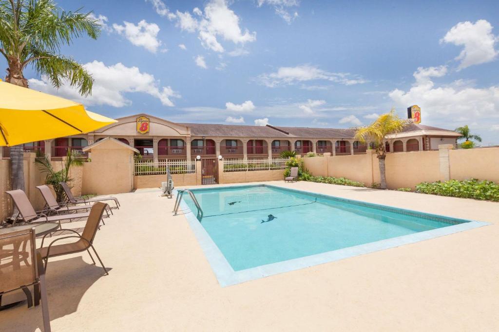 Super 8 by Wyndham Kingsville image