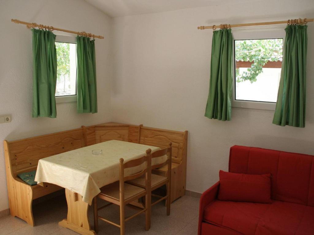 Tidy bungalow with a covered terrace, in the Aragon region photo 4