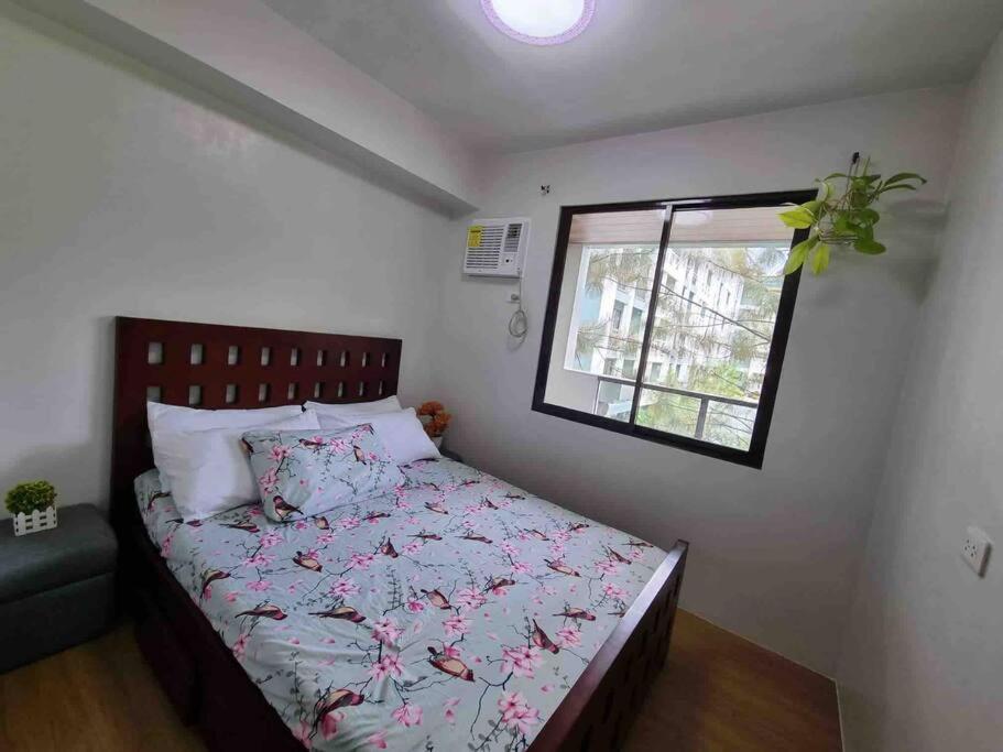 PineSuites Relaxing 2-bedroom condo with pool and garden view accepts small pets only, Tagaytay