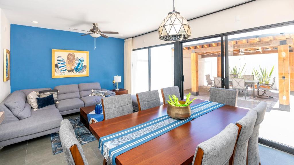 Private Sanctuary 4BR Home with Pools and Gym photo 3