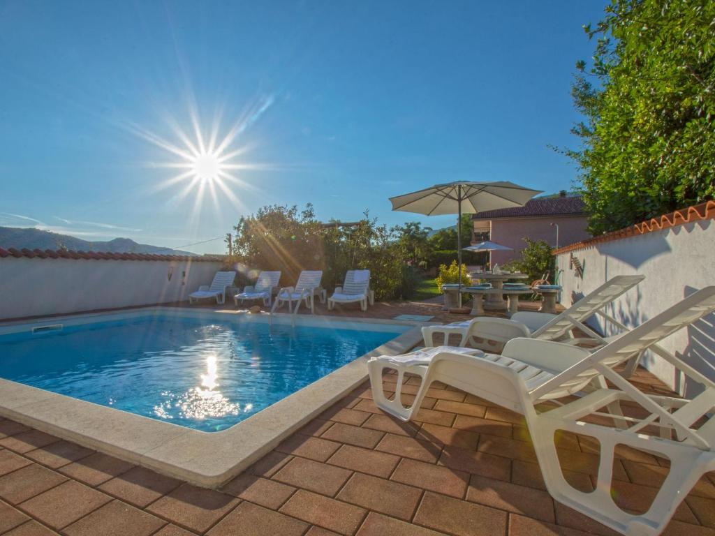 Adorable holiday home with private pool and terrace with barbecue! photo 1