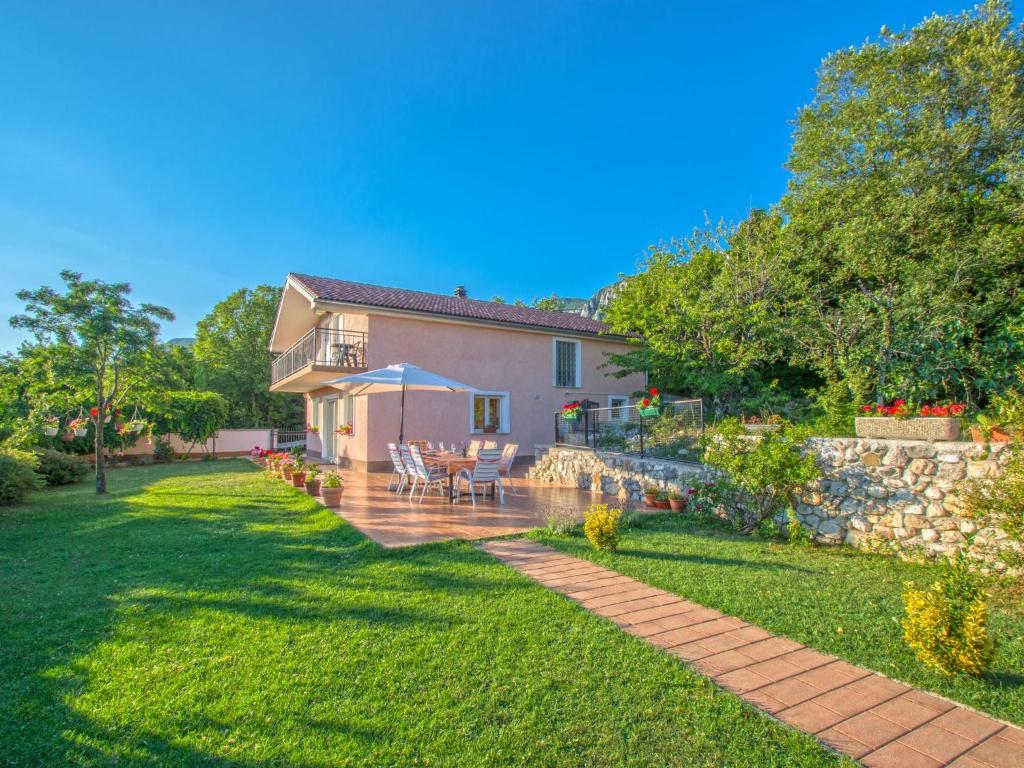 Adorable holiday home with private pool and terrace with barbecue! photo 2