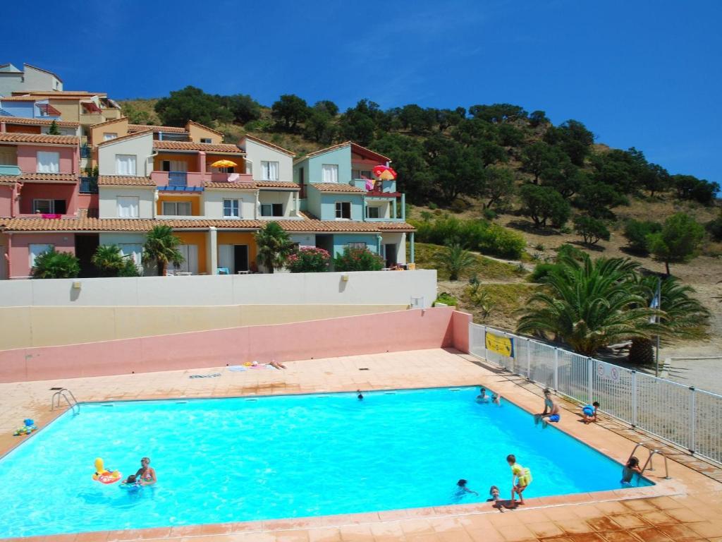 Colorful apartment with balcony or terrace 500m from the sea