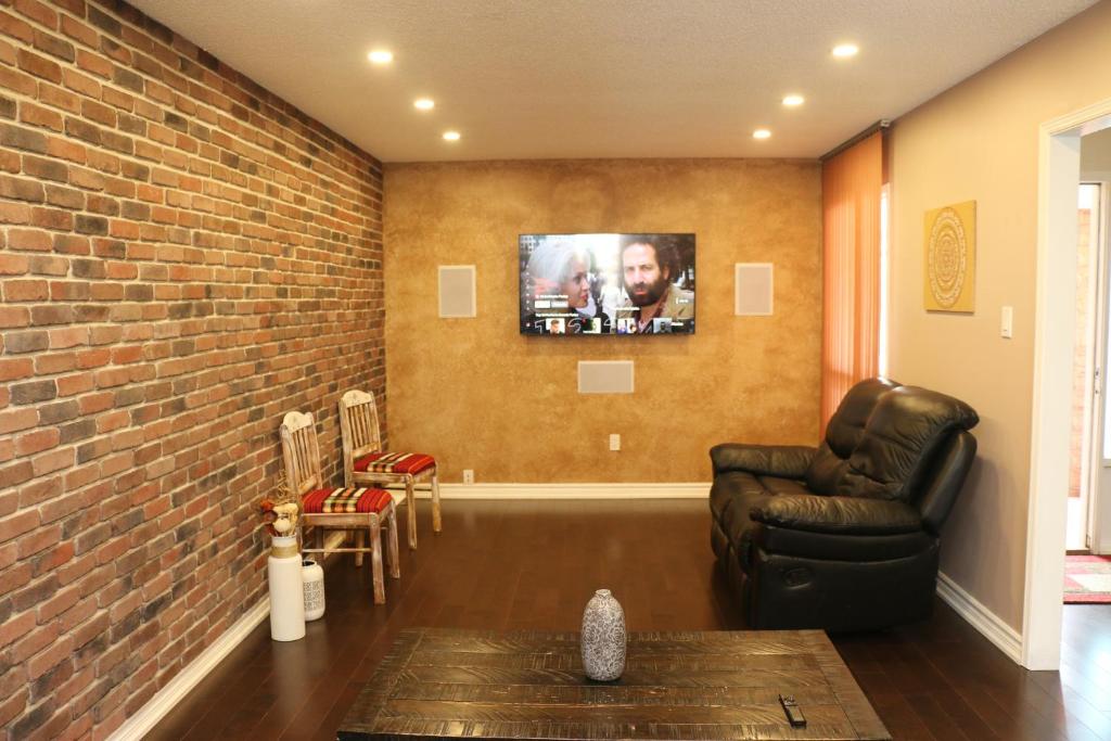 Quiet and Contemporary Home photo 2