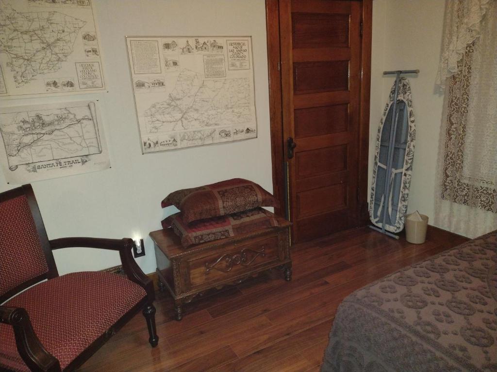 Quiet full-size bed close to town 420 friendly photo 1