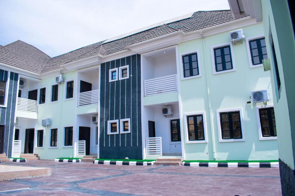 LUGBE HIDEOUTS photo 3