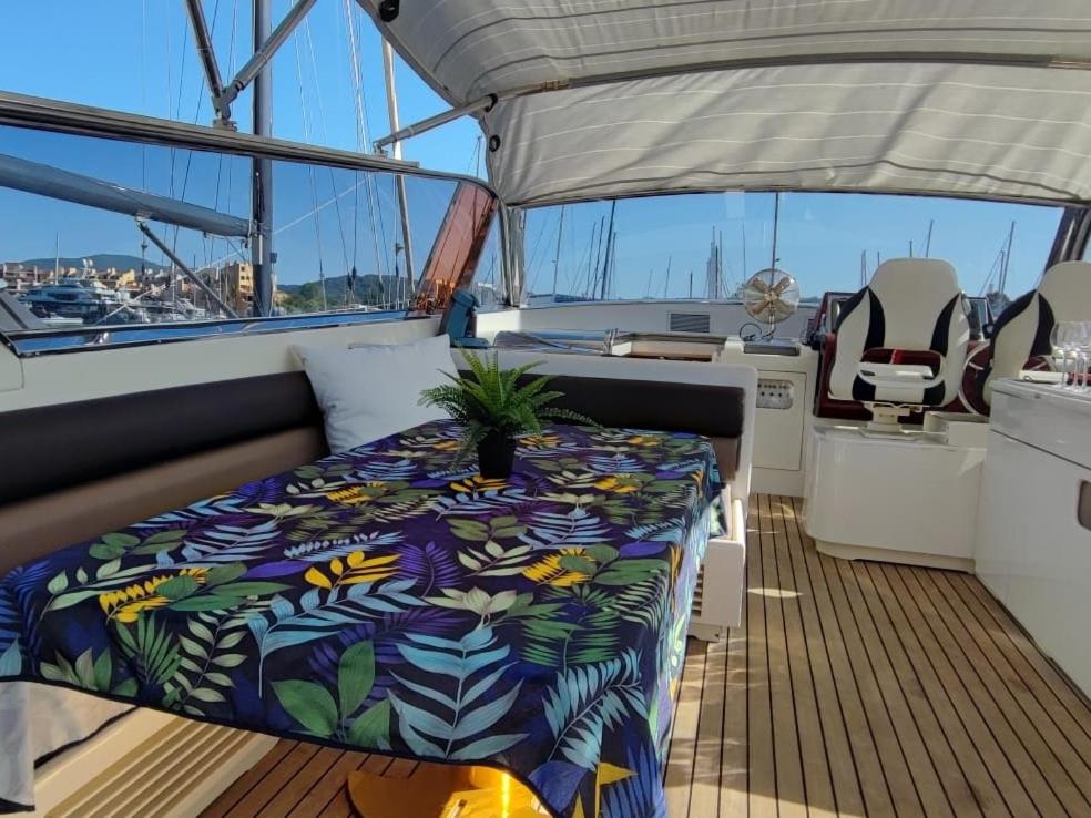 Hébergement Yacht photo 1