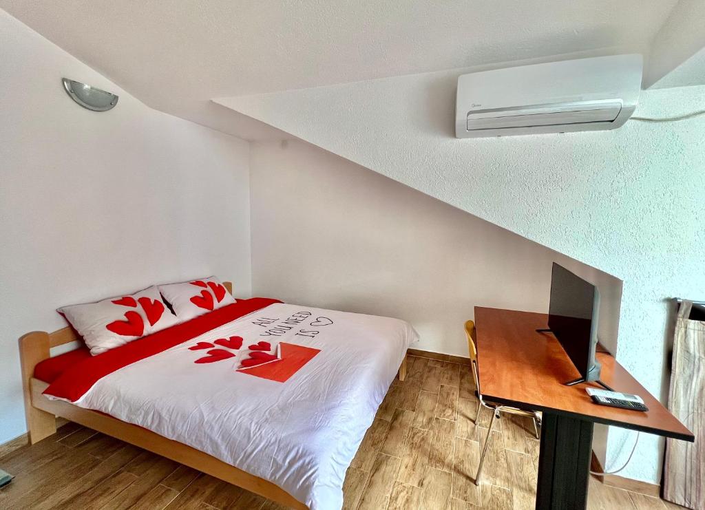 Homestay Mark - DOUBLE BED ROOM - shared bathroom and kitchen photo 3
