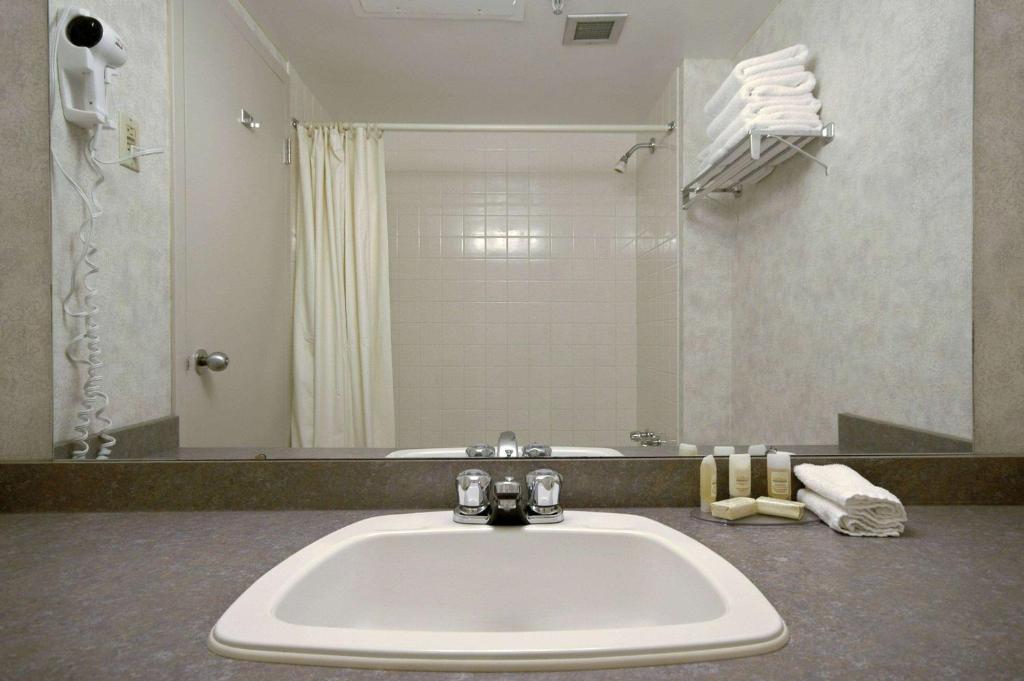 Howard Johnson by Wyndham Portage La Prairie photo 3