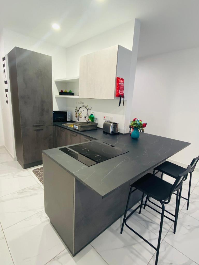 Central, Bright & Modern Apartment photo 1