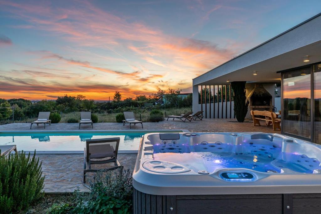 Villa T, spacious with heated pool & jacuzzi photo 2