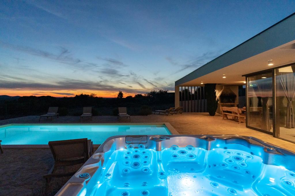 Villa T, spacious with heated pool & jacuzzi photo 3