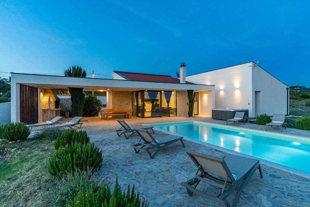 Villa T, spacious with heated pool & jacuzzi photo 1