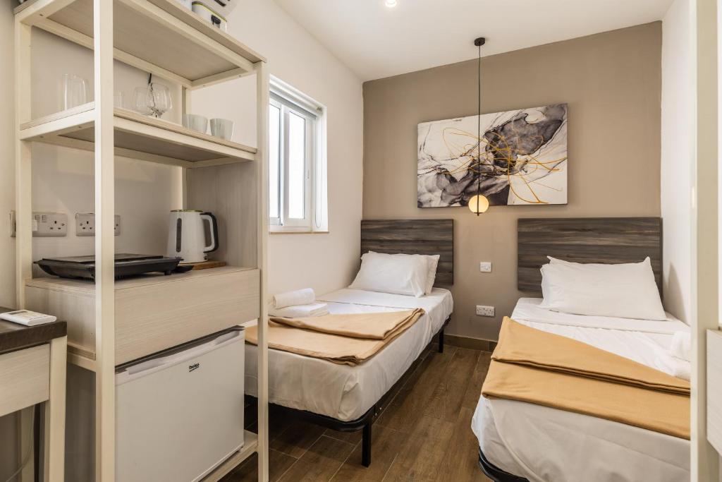 Studio apartment with twin beds & kitchenette at the new Olo living 24 photo 4