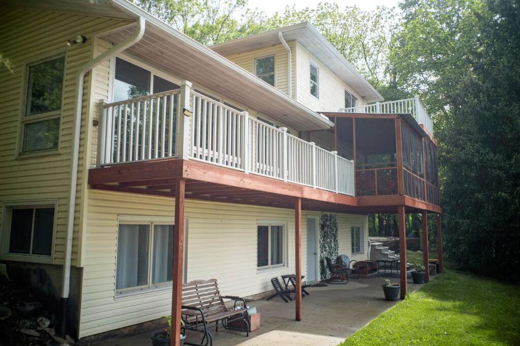 Finn's Hideaway -Modern family river home photo 1