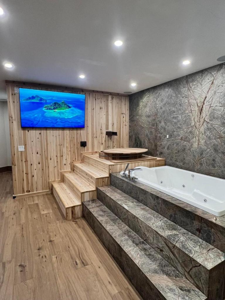 Luxury suite with Sauna and Spa Bath - Elkside Hideout B&B photo 4