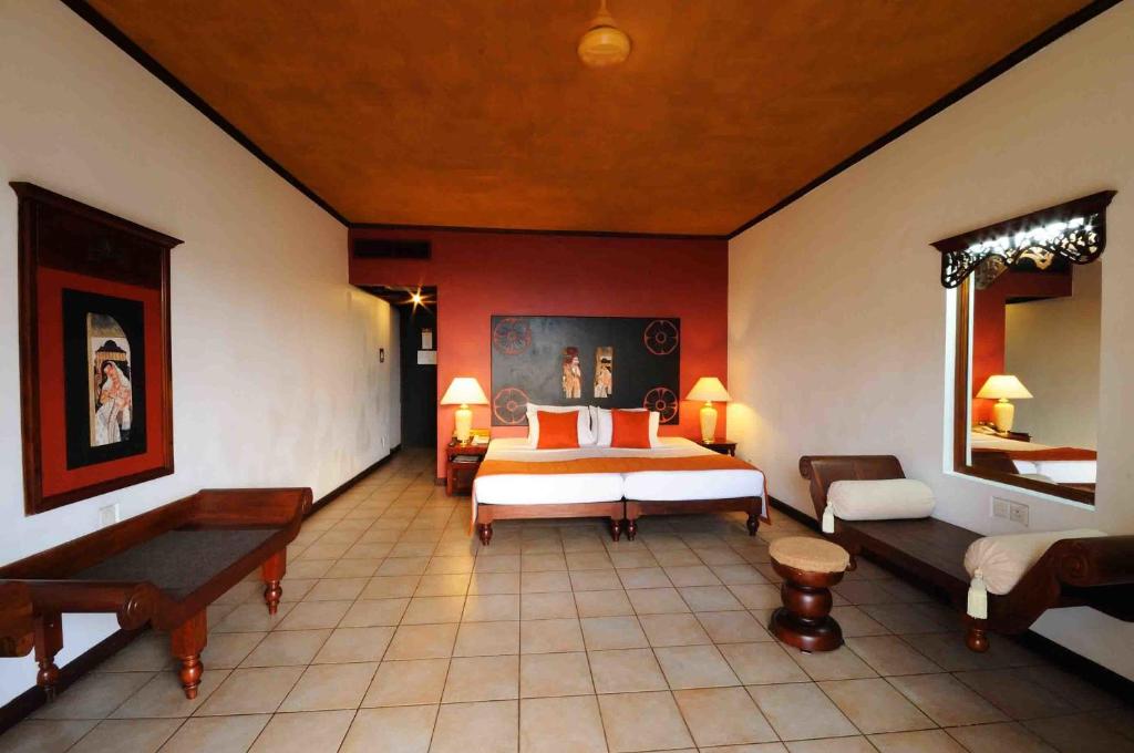 Трехместный (Трехместный номер Делюкс с балконом), Thilanka Hotel