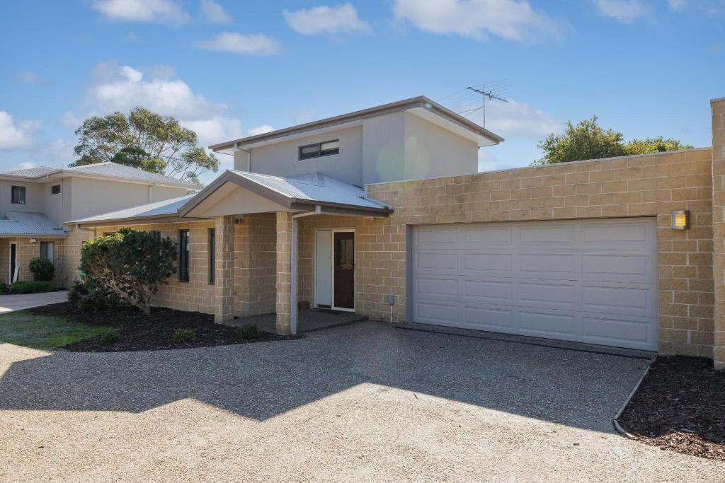 Central Town-house For Six