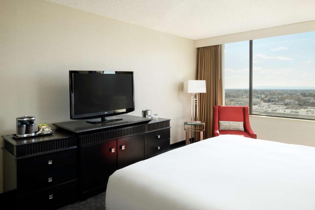DoubleTree by Hilton Hotel Los Angeles Downtown Room Type - King Room with Tub - Mobility Access
