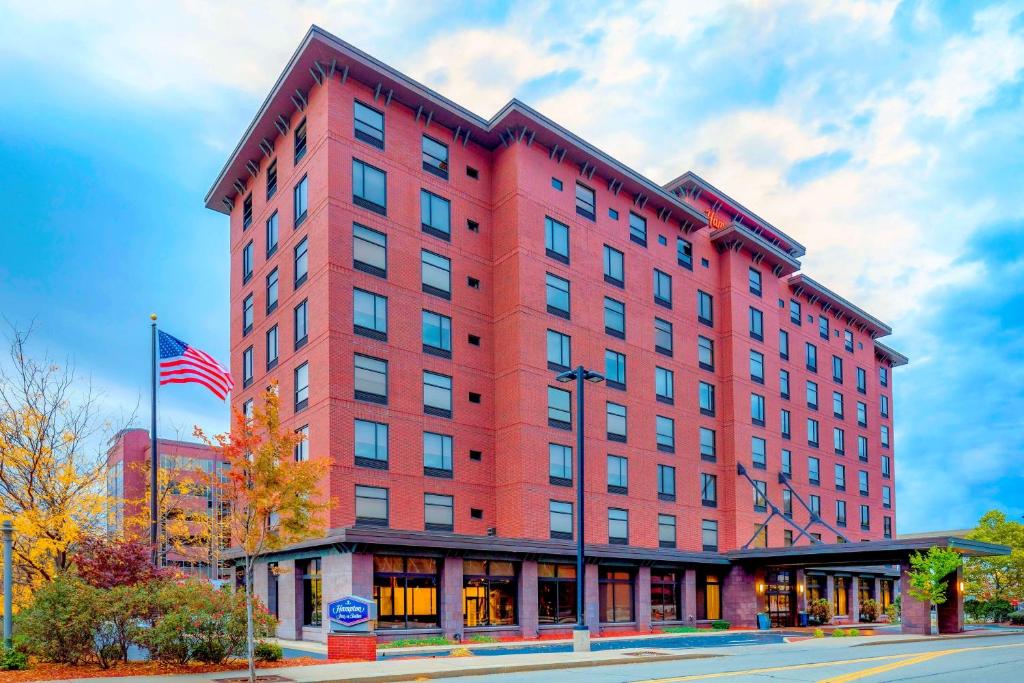 Hampton Inn & Suites Pittsburgh-Downtown image