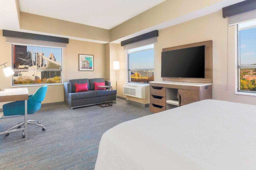 Hampton Inn & Suites Pittsburgh Downtown photo 1