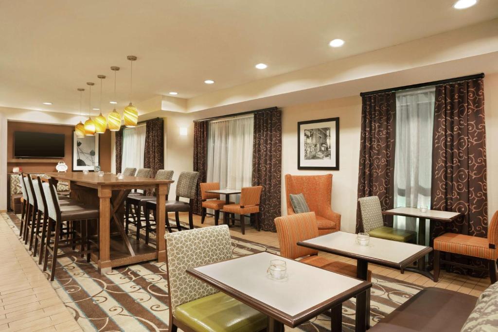 Hampton Inn Shawnee photo 3