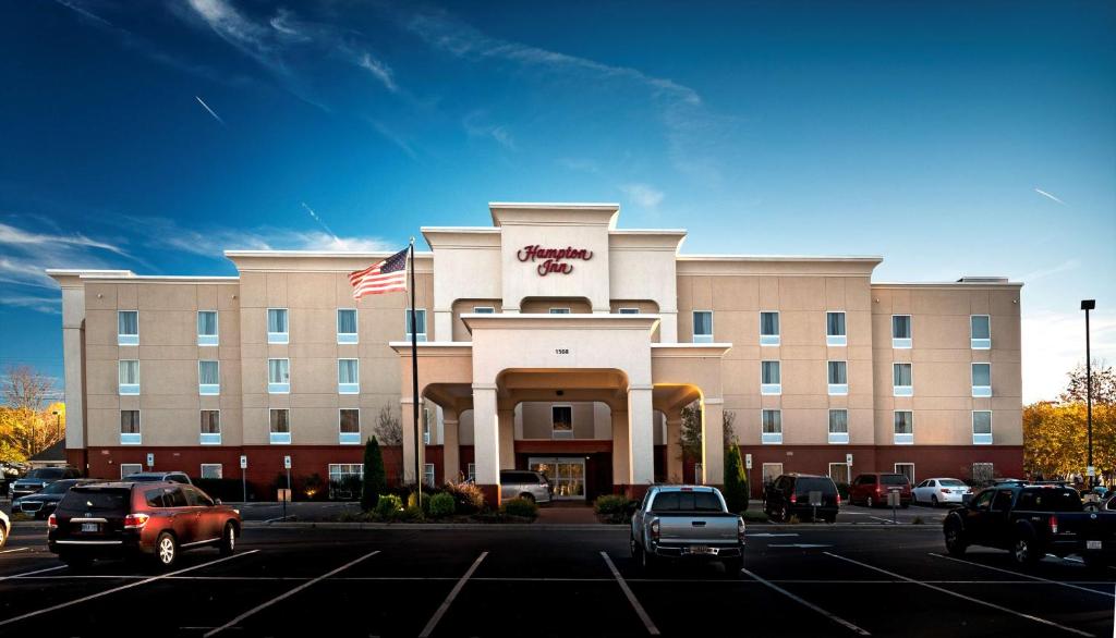 Hampton Inn Statesville image