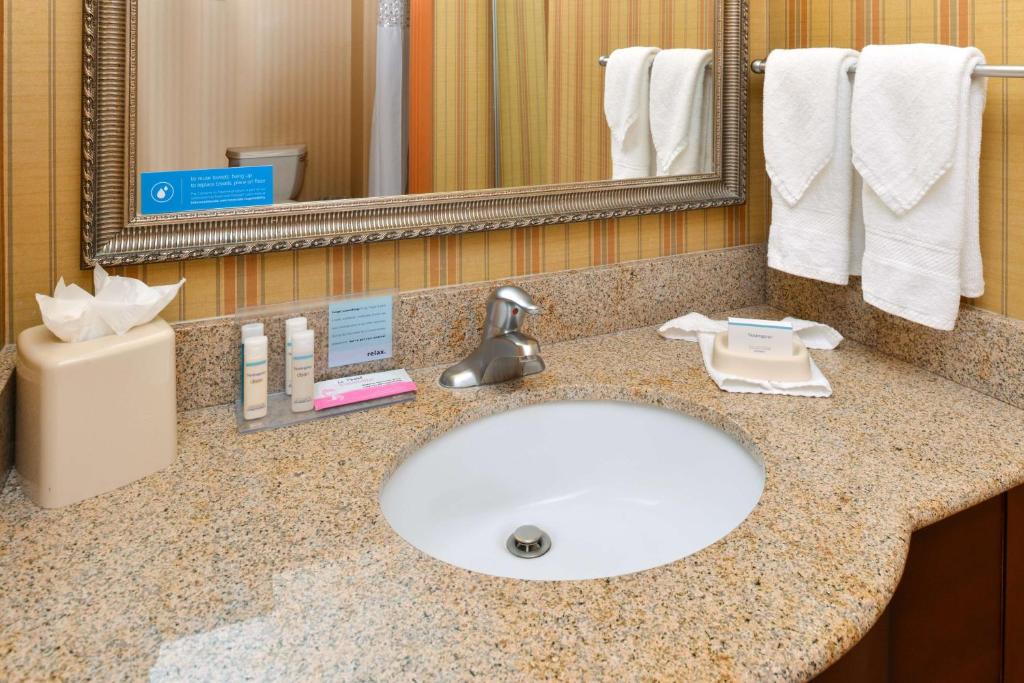 Hampton Inn & Suites by Hilton Albuquerque-Coors Road Room Type - King Room with King Bed - Non-Smoking