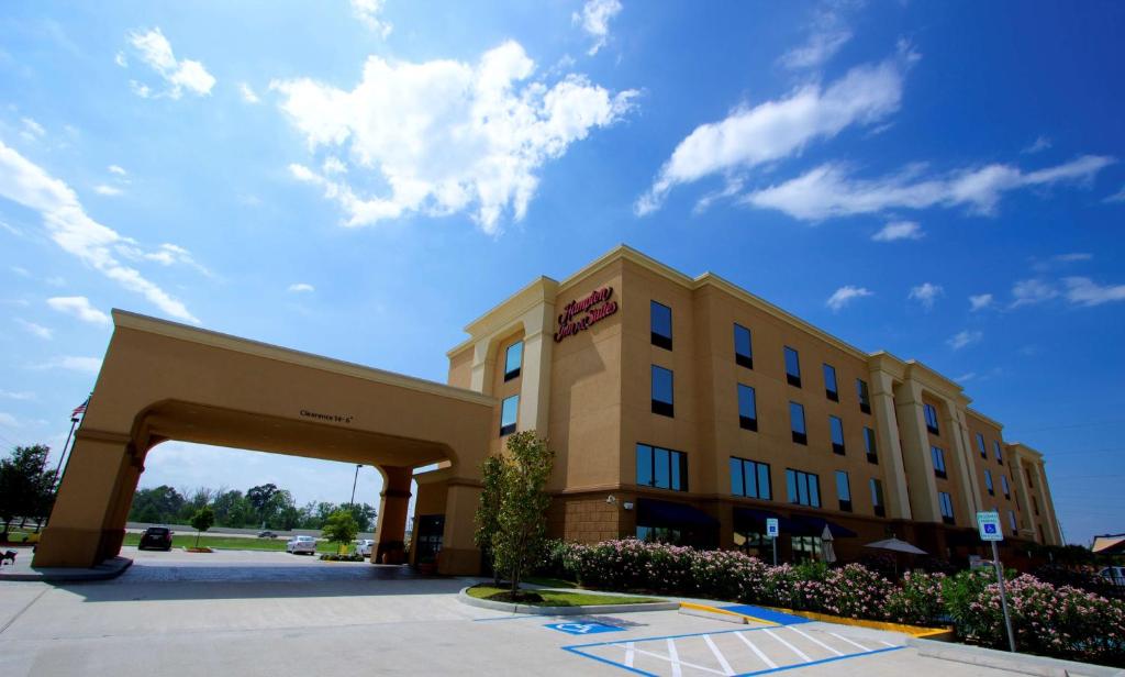 Hampton Inn & Suites Tomball Houston NW image