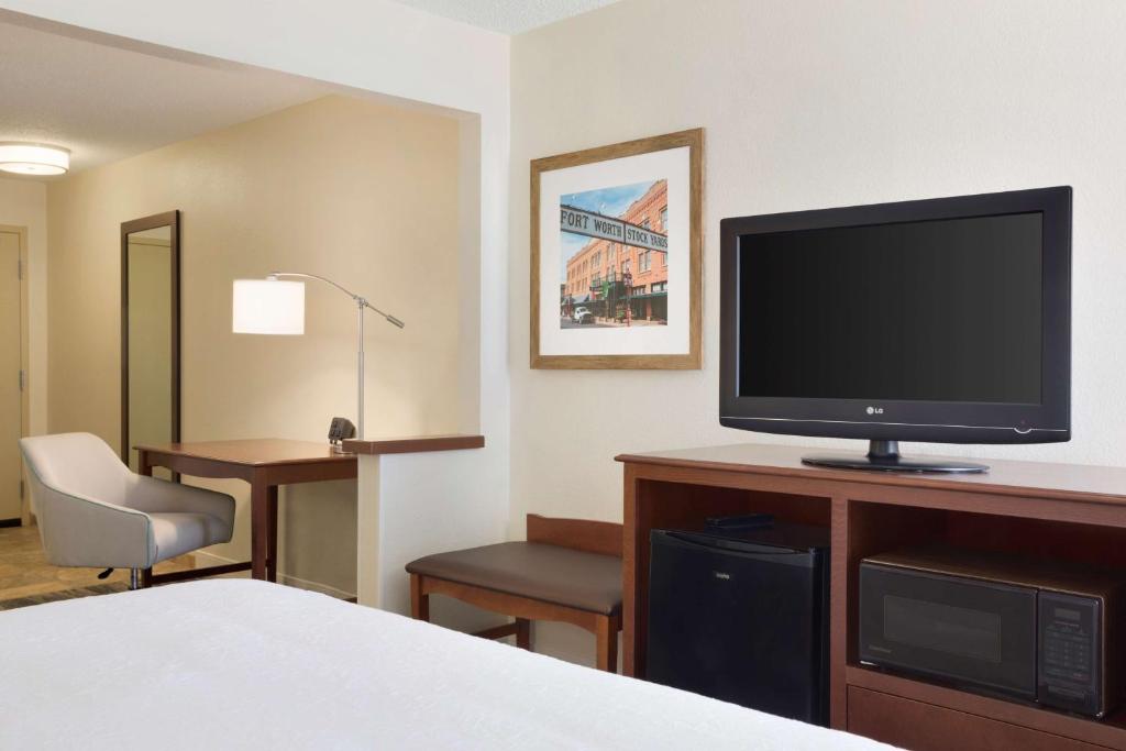 Hampton Inn Fort Worth Southwest Cityview Room Type - King Room with Sofa Bed and Study - Non-Smoking