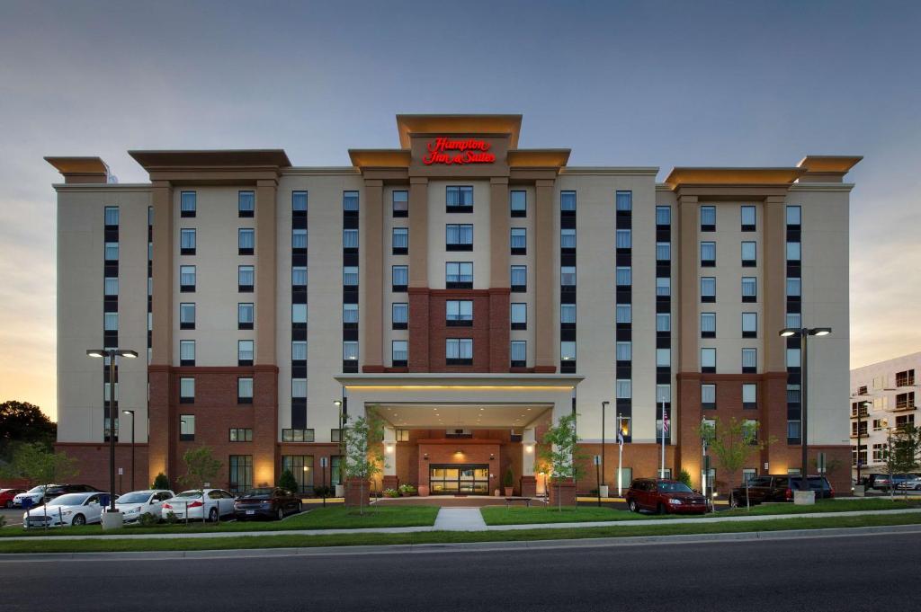 Hampton Inn & Suites Falls Church photo 1