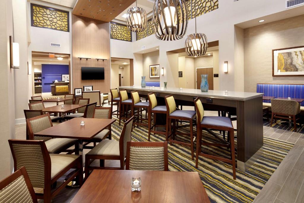 Hampton Inn & Suites Pittsburgh Airport South–Settlers Ridge image