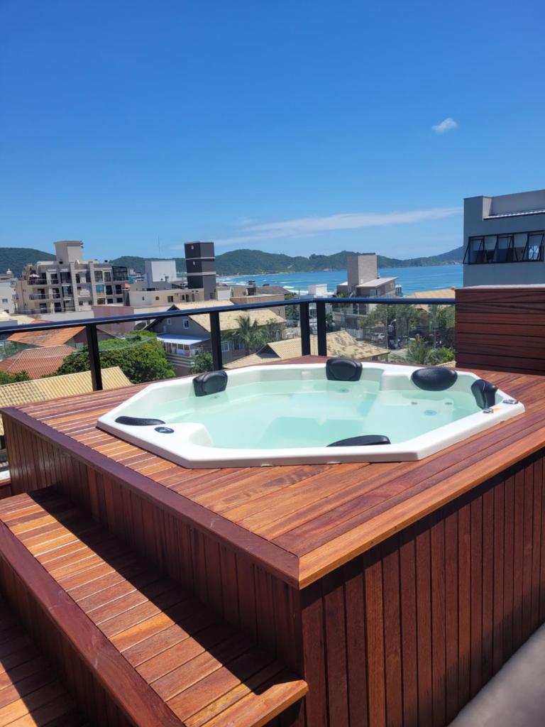 COBERTURA PRÓXIMO AO MAR COM VISTA PRIVILEGIADA E 3 SUÍTES, Vila do Sol 408, COM JACUZZI