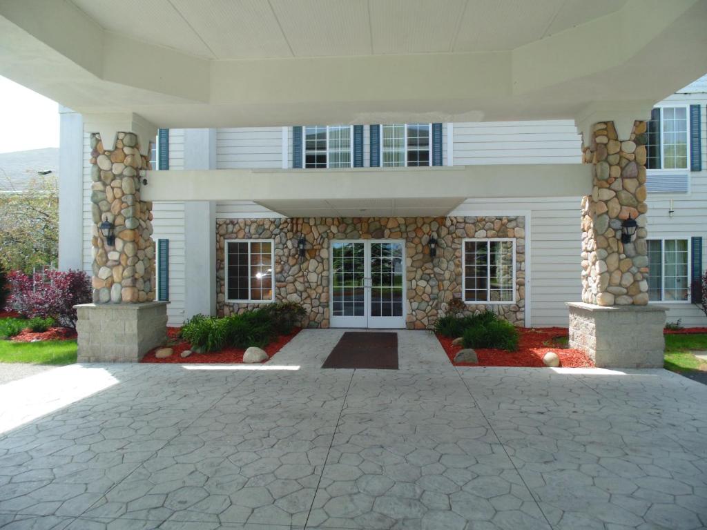 American Inn and Suites Houghton Lake photo 1