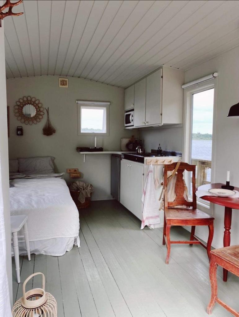Husbåt i småländsk idyll photo 1