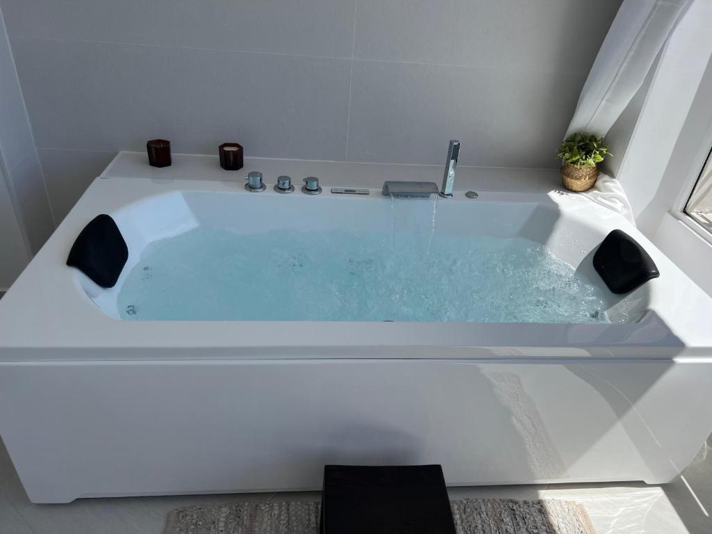 Modern apartment sea view with private jacuzzi photo 4