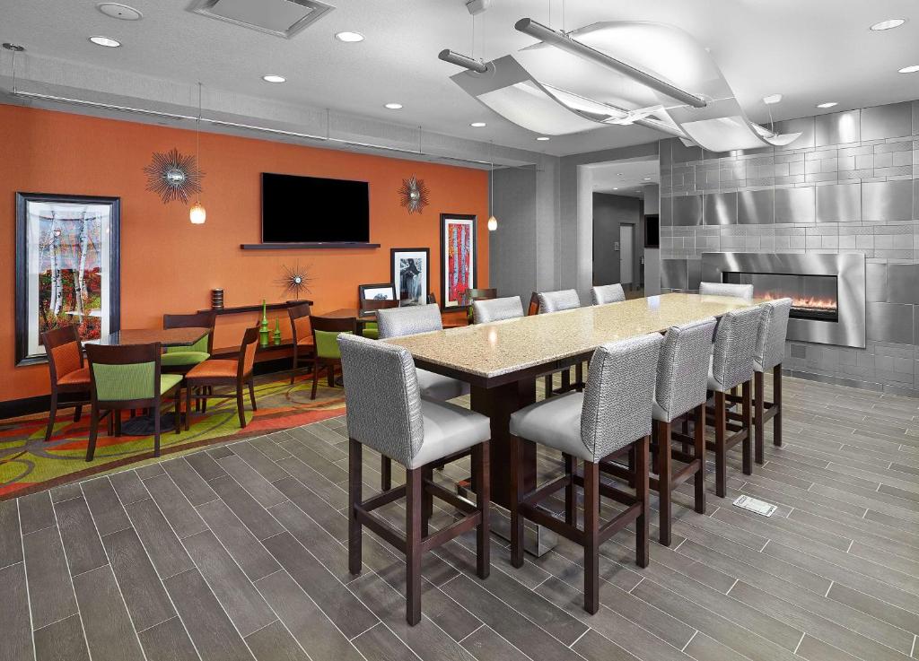 Hampton Inn by Hilton Calgary Airport North photo 3