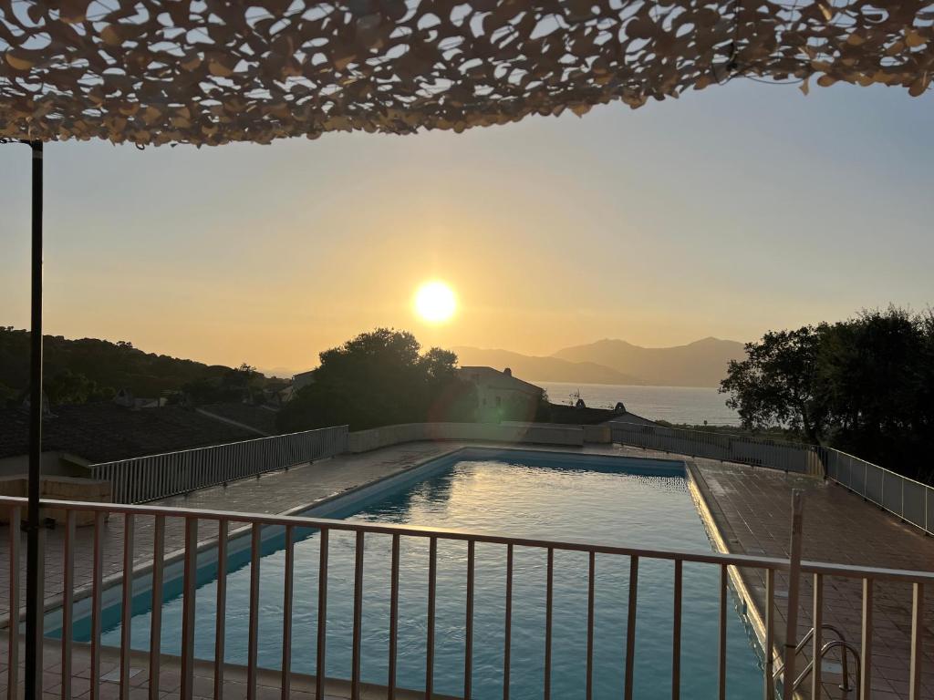 Bella Vista 34 , T2 vue mer, piscine ,climatisé Porticcio