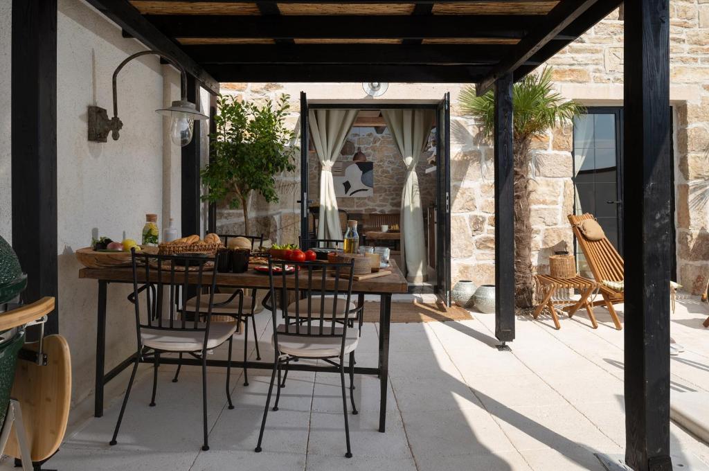 Blacksmith's House - rental house with heated pool photo 3