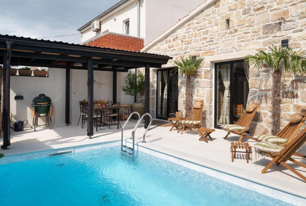 Blacksmith's House - rental house with heated pool photo 4