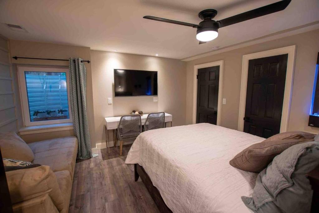 Modern Studio Basement with Private Entrance photo 4