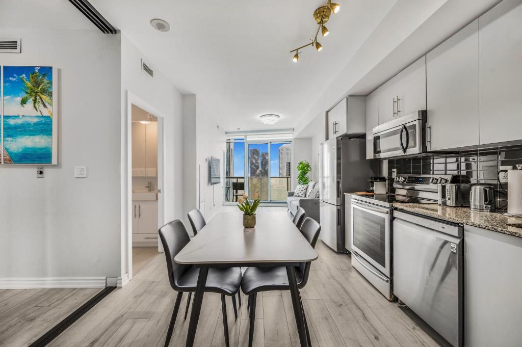 Luxury Downtown Toronto 2 Bedroom Suite with City and Lake Views and Free Parking photo 3