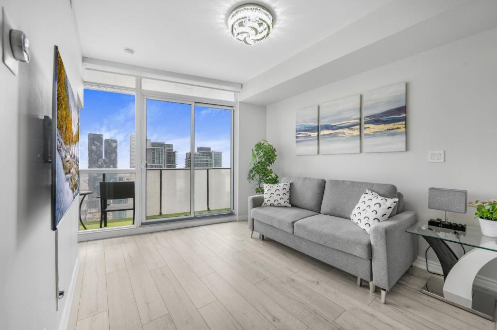 Luxury Downtown Toronto 2 Bedroom Suite with City and Lake Views and Free Parking photo 1